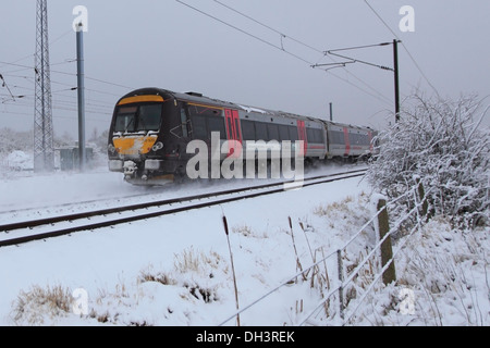 Schnee, 170520 Grafschaft County 2 Züge, Turbostar Klasse, High Speed Diesel Train, East Coast Main Line Railway, Cambridgeshire. Stockfoto