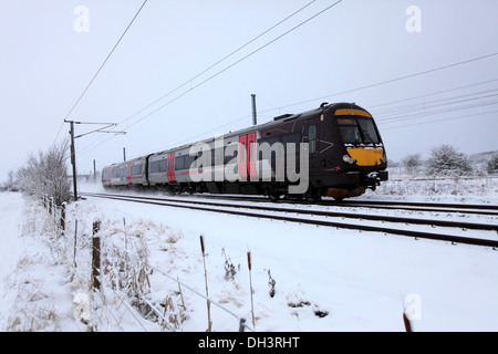 Schnee, 170520 Grafschaft County 2 Züge, Turbostar Klasse, High Speed Diesel Train, East Coast Main Line Railway, Cambridgeshire. Stockfoto