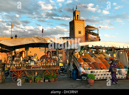 Essen Nacht Markt Djemaa el Fna ist ein Quadrat und Marktplatz in Marrakeschs Medina (Altstadt) Quartal Marokko Stockfoto