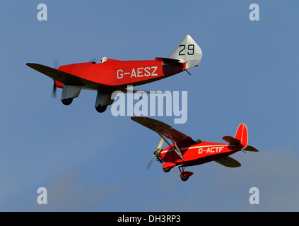 Chilton DW-1 (im Vordergrund) und Comper Swift.Vintage 1930 Eindecker aus der Shuttleworth Collection fliegen ein Air Race Stockfoto