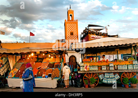 Essen Nacht Markt Djemaa el Fna ist ein Quadrat und Marktplatz in Marrakeschs Medina (Altstadt) Quartal Marokko Stockfoto