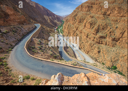 Kurvenreiche Straße in Marokko Dades Schlucht Stockfoto