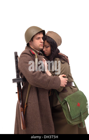 Mann in militärischen Kleidung umarmt Frau Stockfoto