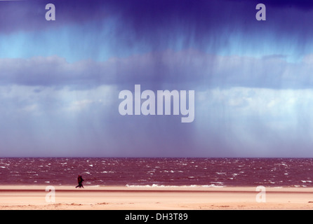 Regenwolken über dem Meer, Holkham Bay Stockfoto