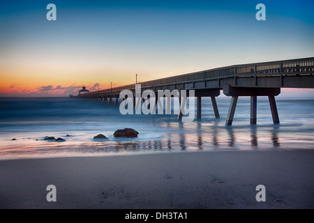 Vor der Morgendämmerung am Deerfield Beach Pier. Stockfoto