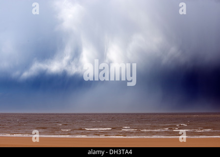 Regenwolken über dem Meer, Holkham Bay Stockfoto