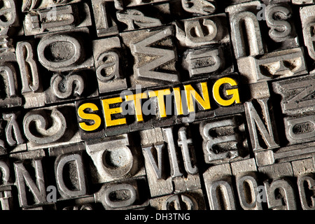 Alten führen Buchstaben bilden das Wort "SETTING" Stockfoto