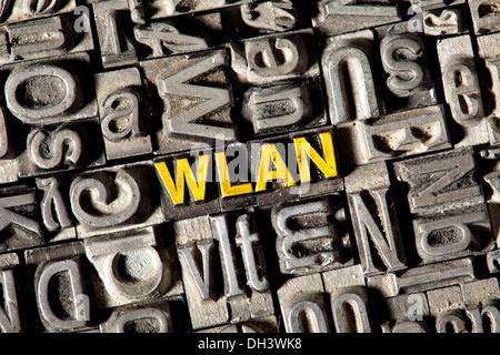 Alten führen Buchstaben bilden die Bezeichnung "WLAN" Stockfoto