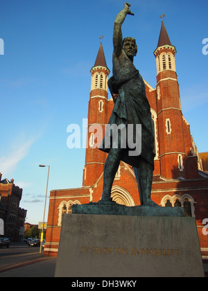 Die Statue des Heiligen Johannes der Evangelist von Philip Jackson außerhalb katholische Kathedrale Saint John, Portsmouth, England geformt Stockfoto