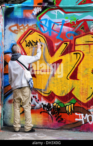 Graffiti-Künstler im Southbank Skatepark, London, UK. Stockfoto