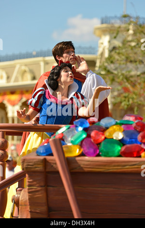 Schneewittchen und der Prinz bei der Parade im Magic Kingdom, Disney World Resort, Orlando Florida Stockfoto