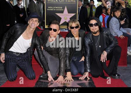 Los Angeles, CA, USA. 30. Oktober 2013. Perry Farrell, Stephen Perkins, Chris Chaney, Dave Navarro bei der Induktion Zeremonie für Stern auf dem Hollywood Walk of Fame für Janes Addiction, Hollywood Boulevard, Los Angeles, CA 30. Oktober 2013. Bildnachweis: Michael Germana/Everett Collection/Alamy Live-Nachrichten Stockfoto