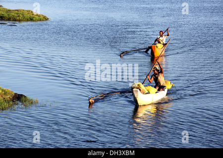 Fischer in einfachen Einbaum Kanu Angeln in Arugam Lagune Stockfoto