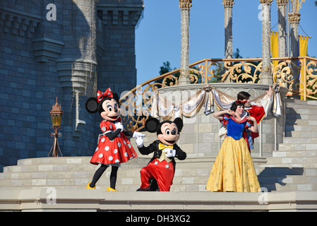 Micky Maus Minnie Schneewittchen und Prinz, Traum entlang zeigen, vor Florida, Disney World, Magic Kingdom, Cinderella Castle Stockfoto