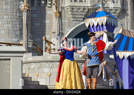 Schneewittchen und ihr Prinz, auf der Bühne zeigen, Traum entlang, Cinderella Castle, Magic Kingdom, Disney World, Orlando Florida Stockfoto