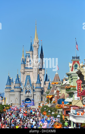Disney World Resort Blick auf Cinderella Castle im Herbst, Oktober mit Halloween-Dekorationen, Magic Kingdom Orlando Florida Stockfoto