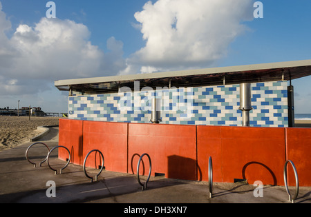 Eine bunte öffentliche Toiletten und Duschen am Ocean Beach. San Diego, California, Vereinigte Staaten von Amerika. Stockfoto