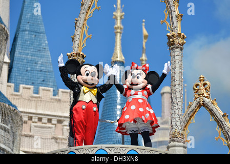 Träumen Sie Mickey und Minnie Mouse, entlang vor Cinderella Castle im Magic Kingdom, Disney World, Florida HS Stockfoto