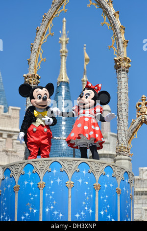 Träumen Sie Mickey und Minnie Mouse, entlang vor Cinderella Castle im Magic Kingdom, Disney World, Florida HS Stockfoto