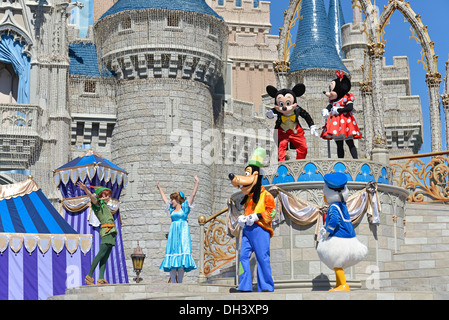 Mickey Mouse & andere Zeichen, Traum entlang zu zeigen, vor Cinderella Castle im Magic Kingdom, Disney World, Florida Stockfoto