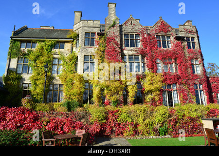 Pennyhill Park Hotel im Herbst, London Rd, Bagshot, Surrey, England, Vereinigtes Königreich Stockfoto