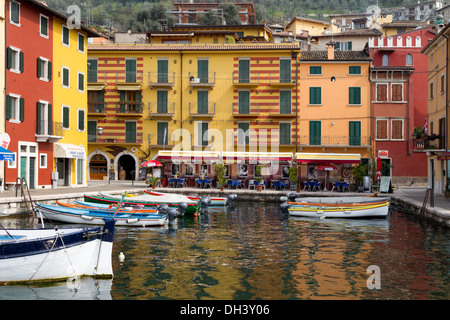 Dock in Torri del Benaco am Gardasee Stockfoto