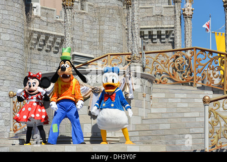 Minnie Mouse Goofy Donald Duck auf der Bühne, Traum entlang Show, Cinderella Castle, Magic Kingdom, Disneyworld, Orlando Florida Stockfoto