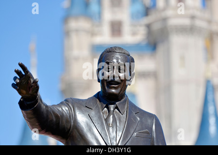 Walt Disney Statue vor Cinderella Castle im Magic Kingdom, Disney World Resort Orlando Florida Stockfoto