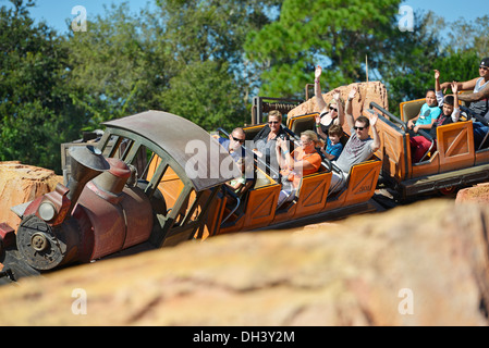 Reitet, Achterbahn, Big Thunder Mountain Railroad Adventureland im Magic Kingdom, Disneyworld, Orlando Florida Stockfoto