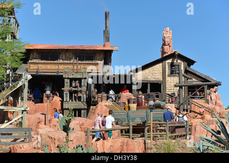 Big Thunder Mountain Railroad Fahrten Achterbahn im Adventureland bei Magic Kingdom, Disneyworld, Orlando, Florida Stockfoto