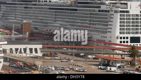 Kreuzfahrtschiffe im Hafen von Palma de hier in Spanien Stockfoto