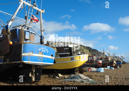 Angelboote/Fischerboote hochgezogen auf die alte Stadt Stade. Hastings ist die größte Strand lancierte Fischereiflotte in Großbritannien und Europa. Stockfoto