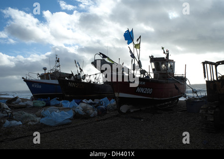 Bedrohliche Gewitterwolken über Hastings, Angelboote/Fischerboote gezeichnet gut bis auf das Stade bei St Jude Sturm 28. Oktober 2013 Stockfoto