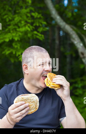 Mann mit Burger und Döner in den Händen Stockfoto