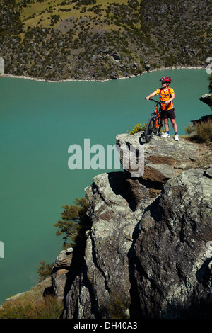 Mountainbiker über Lake Roxburgh auf Roxburgh Schlucht Rad- und Wanderweg, Central Otago, Südinsel, Neuseeland Stockfoto