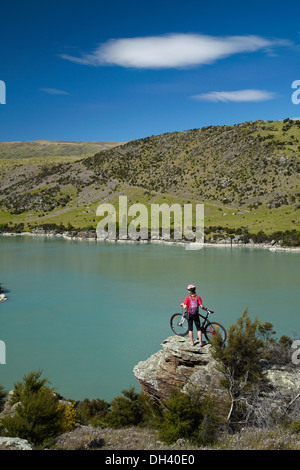 Mountainbiker über Lake Roxburgh auf Roxburgh Schlucht Rad- und Wanderweg, Central Otago, Südinsel, Neuseeland Stockfoto