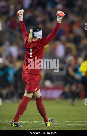 Columbus, OH, USA. 30. Oktober 2013. 30. Oktober 2013: New Zealand Torwart Jenny Bindon (1) wirft ihre Arme Sieg während der US-Frauen vs. Neuseeland - internationale Freundschaftsspiele bei Columbus Crew Stadium - Columbus, Ohio. Das USA Frauen Nationalmannschaft gespielt zu einem 1: 1 Unentschieden gegen The New Zealand Frauen Nationalmannschaft. Bildnachweis: Csm/Alamy Live-Nachrichten Stockfoto