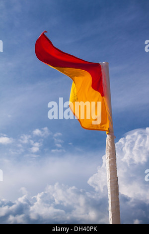 Schwimmen-Flaggen an einem australischen Strand Stockfoto