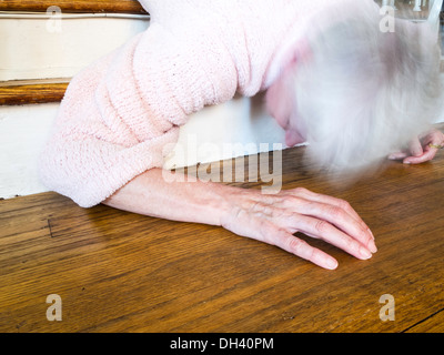 Ältere Frau fällt auf Treppen Stockfoto