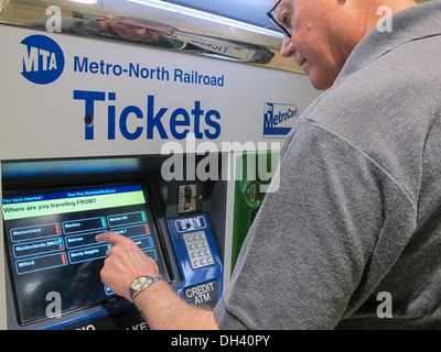 Kauf von Metro North Transit Train Tickets bei Self Menschen dienen Automaten, Grand Central Terminal, NYC Stockfoto