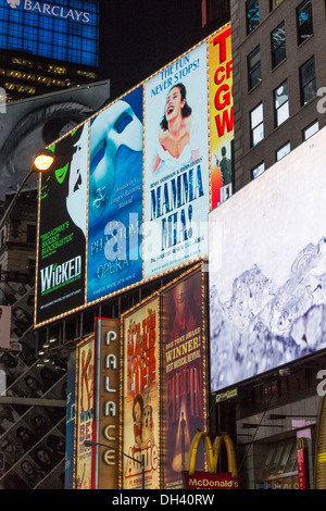 Times Square-Werbung in der Nacht, NYC Stockfoto