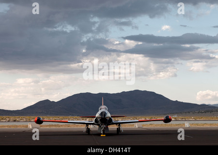 Lockheed T-33 Shooting Star sitzen unter Gewitterwolken im Stead Field in Reno, Nevada. Stockfoto