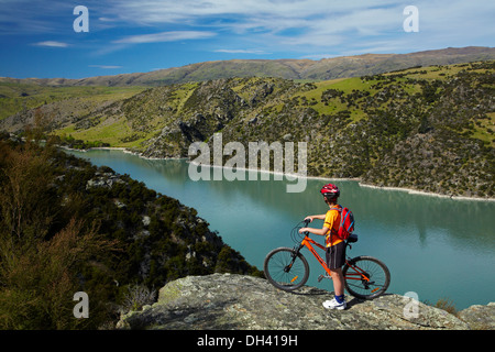 Mountainbiker über Lake Roxburgh auf Roxburgh Schlucht Rad- und Wanderweg, Central Otago, Südinsel, Neuseeland Stockfoto