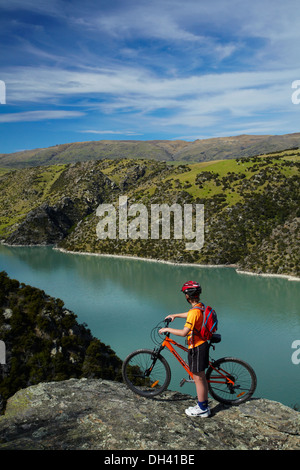 Mountainbiker über Lake Roxburgh auf Roxburgh Schlucht Rad- und Wanderweg, Central Otago, Südinsel, Neuseeland Stockfoto