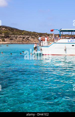 Marine Sportboote sind in der blauen Lagune auf circa September 2013 in Latchi, Zypern. Es ist eine Sehenswürdigkeit für Touristen Stockfoto
