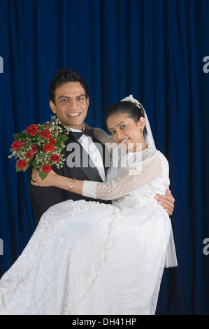 Porträt von einem frisch verheirateten Paar lächelnd Stockfoto