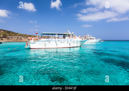 Marine Sportboote sind in der blauen Lagune auf circa September 2013 in Latchi, Zypern. Es ist Touristen berühmte tour Stockfoto