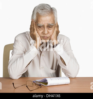 Nahaufnahme eines älteren Mannes denken Stockfoto
