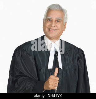 Porträt eines männlichen Rechtsanwalts zeigt Daumen hoch Zeichen Stockfoto