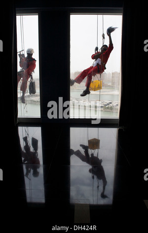 Abseilen-Glasreiniger auf ein Hotel in Doha Stockfoto
